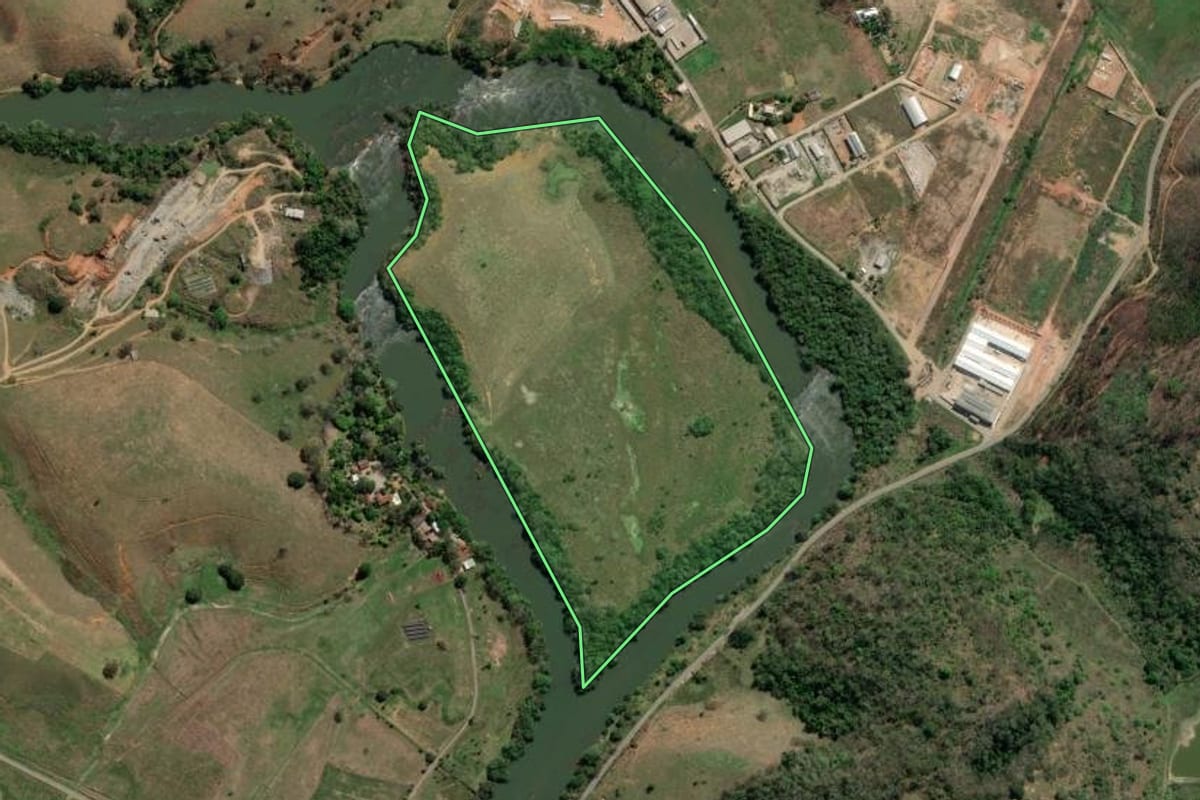 Imagem de satélite do imóvel rural em Santo Antônio de Pádua (RJ), com o contorno declarado no CAR desenhado por cima.