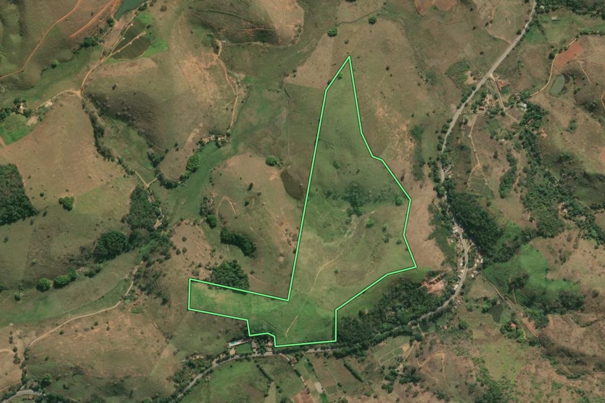 Imagem de satélite do imóvel rural em Santo Antônio de Pádua (RJ), com o contorno declarado no CAR desenhado por cima.