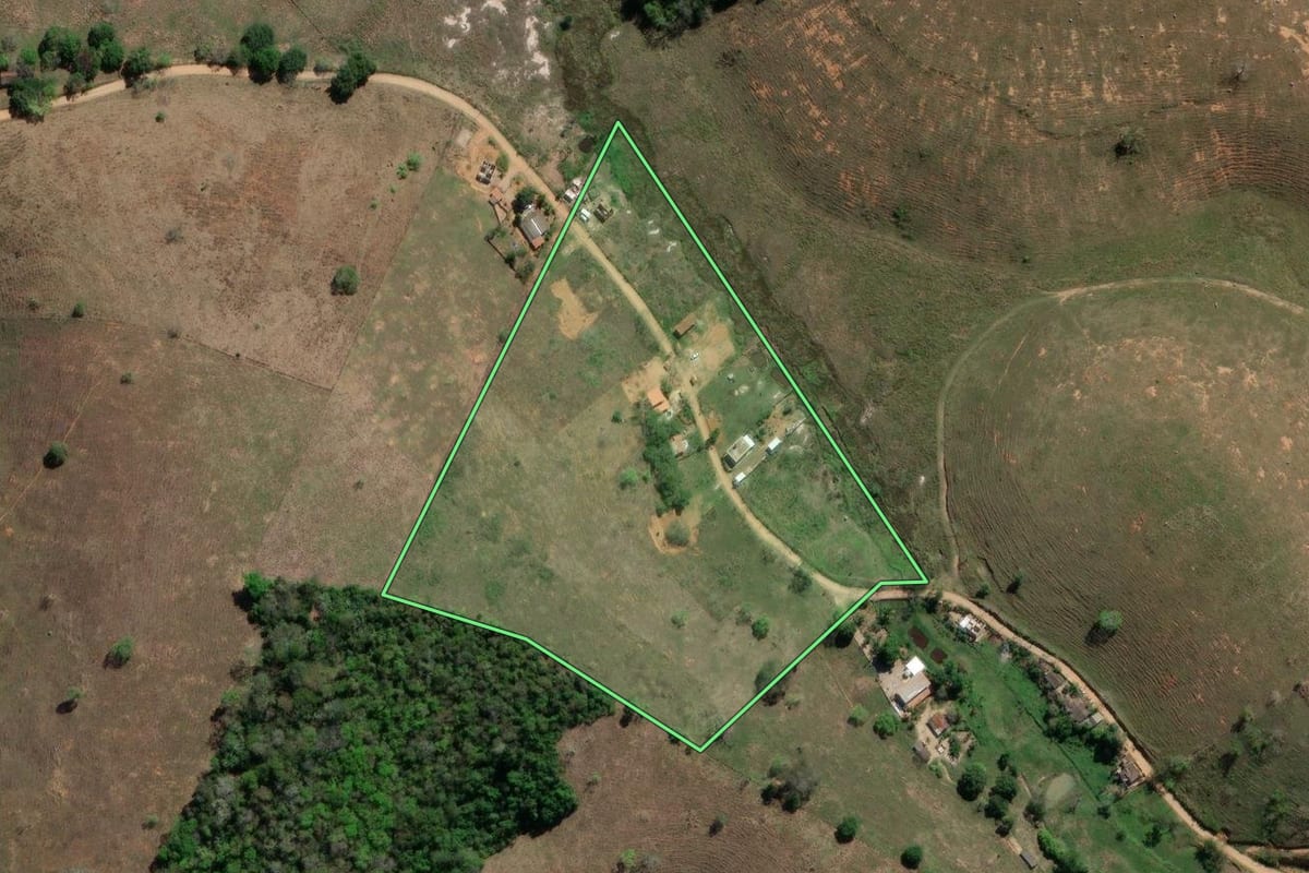 Imagem de satélite do imóvel rural em Santo Antônio de Pádua (RJ), com o contorno declarado no CAR desenhado por cima.