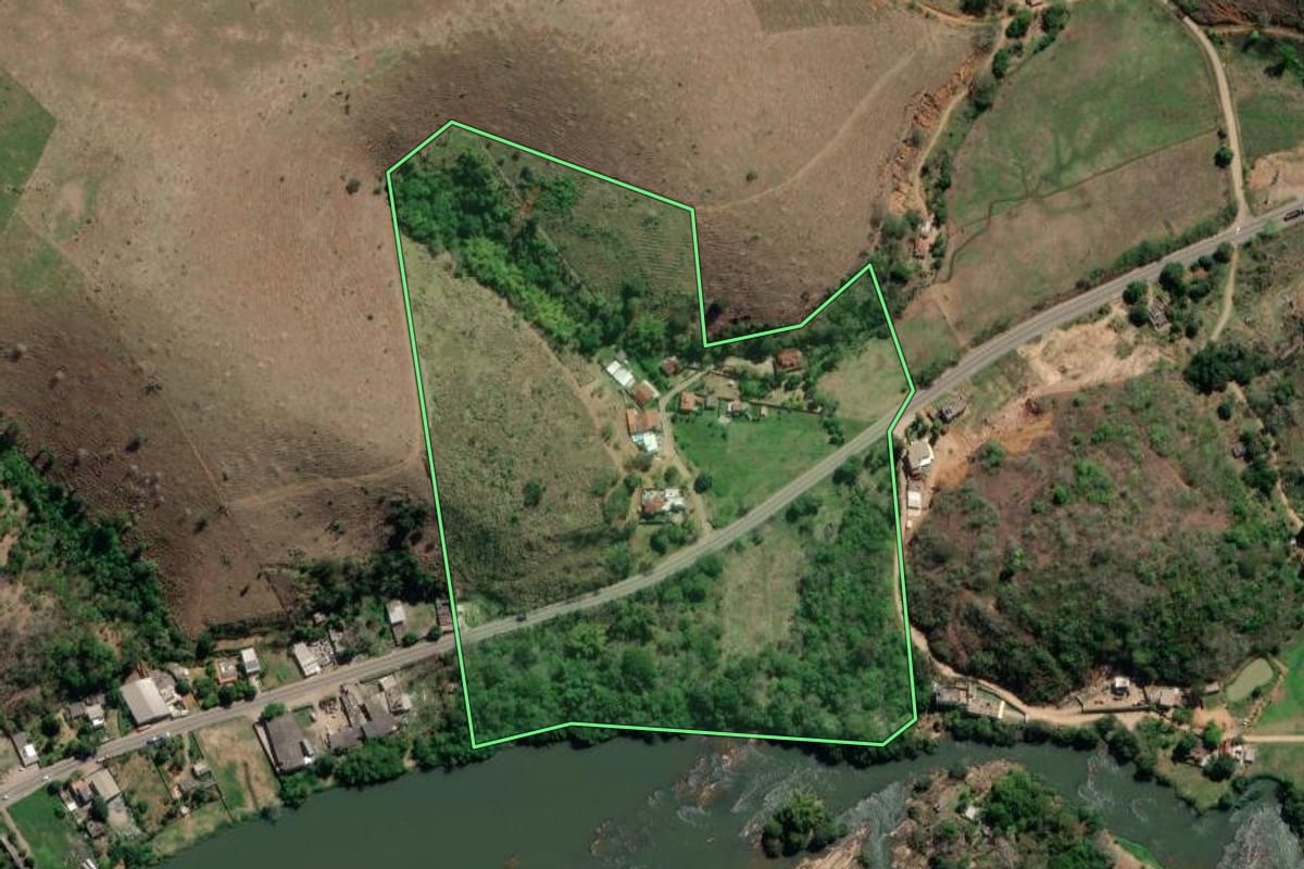 Imagem de satélite do imóvel rural em Santo Antônio de Pádua (RJ), com o contorno declarado no CAR desenhado por cima.