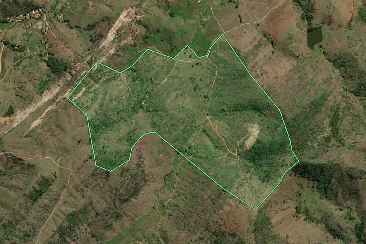 Imagem de satélite do imóvel rural em Santo Antônio de Pádua (RJ), com o contorno declarado no CAR desenhado por cima.