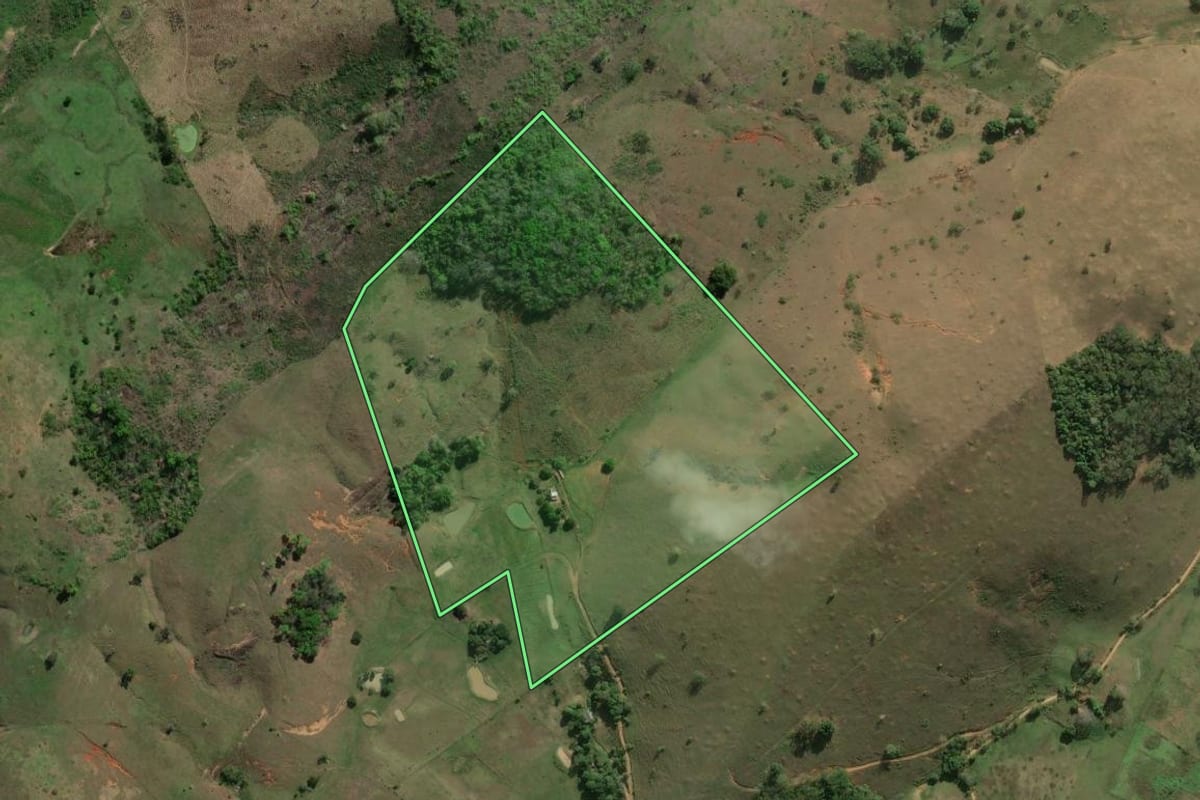 Imagem de satélite do imóvel rural em Santo Antônio de Pádua (RJ), com o contorno declarado no CAR desenhado por cima.