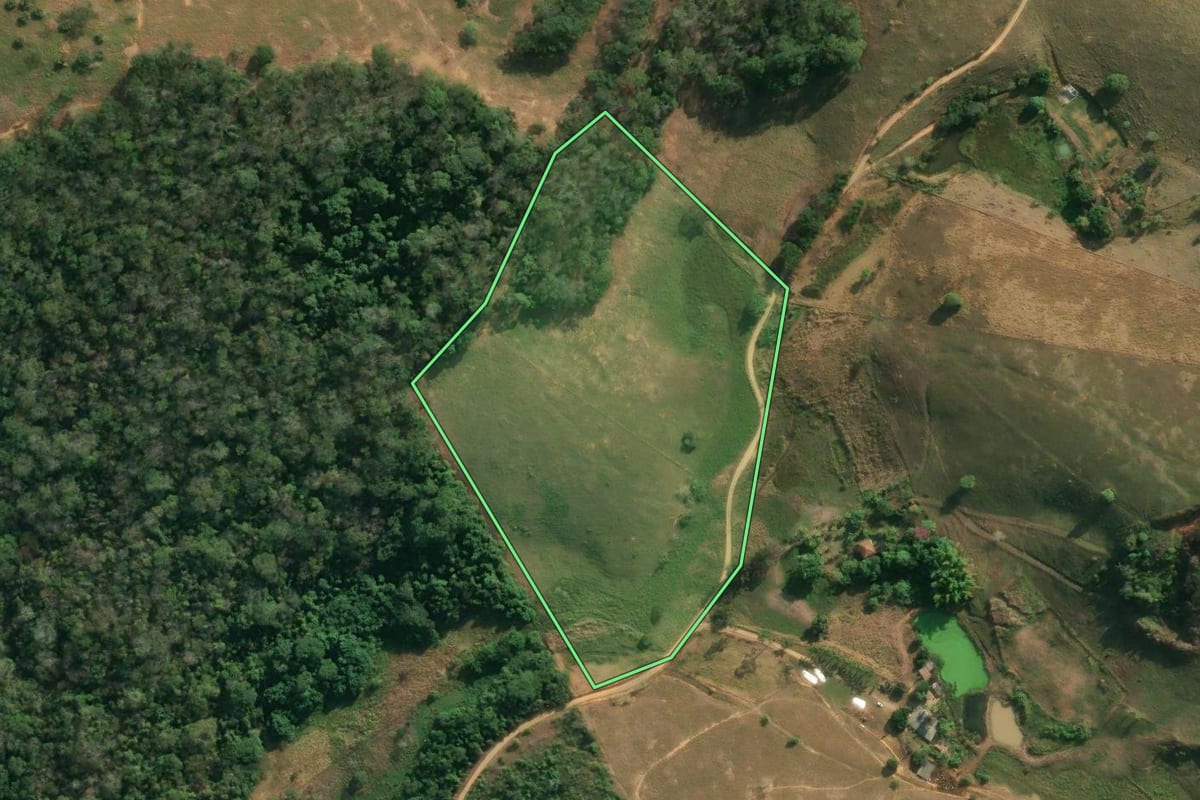 Imagem de satélite do imóvel rural em Santo Antônio de Pádua (RJ), com o contorno declarado no CAR desenhado por cima.
