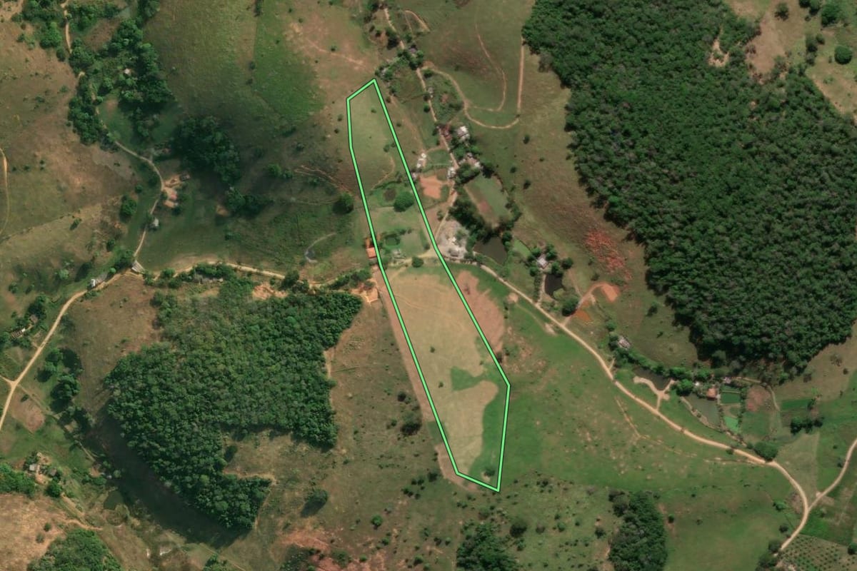 Imagem de satélite do imóvel rural em Santo Antônio de Pádua (RJ), com o contorno declarado no CAR desenhado por cima.