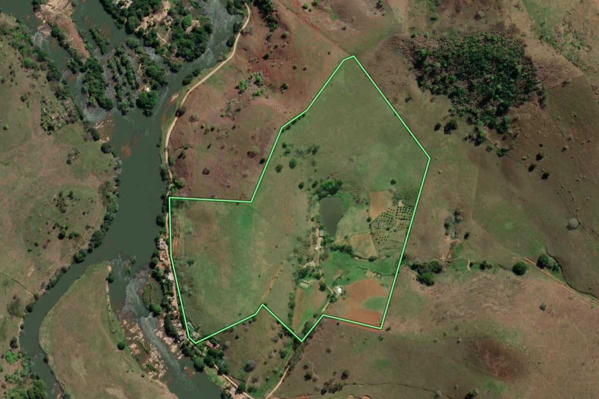 Imagem de satélite do imóvel rural em Santo Antônio de Pádua (RJ), com o contorno declarado no CAR desenhado por cima.