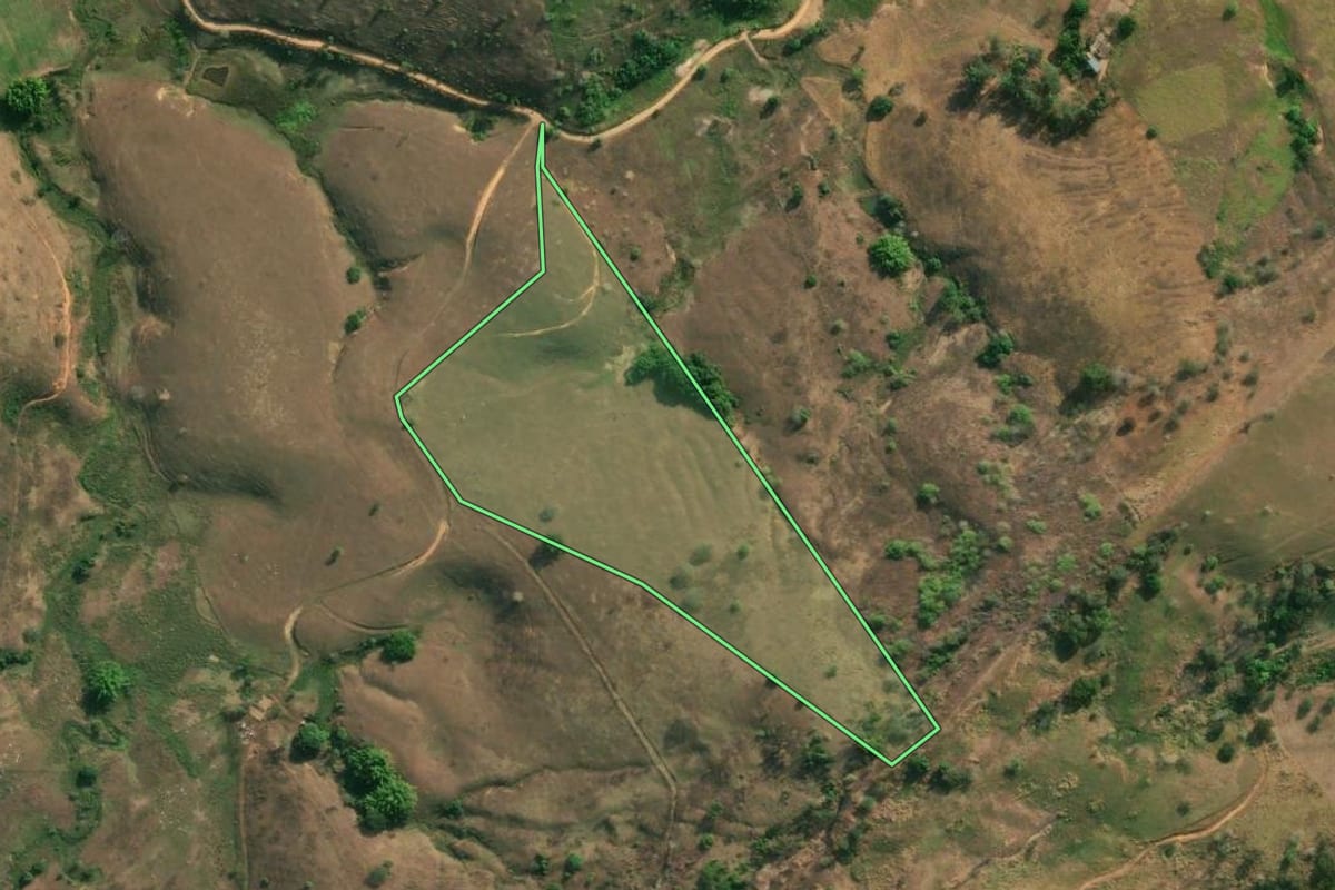 Imagem de satélite do imóvel rural em Santo Antônio de Pádua (RJ), com o contorno declarado no CAR desenhado por cima.