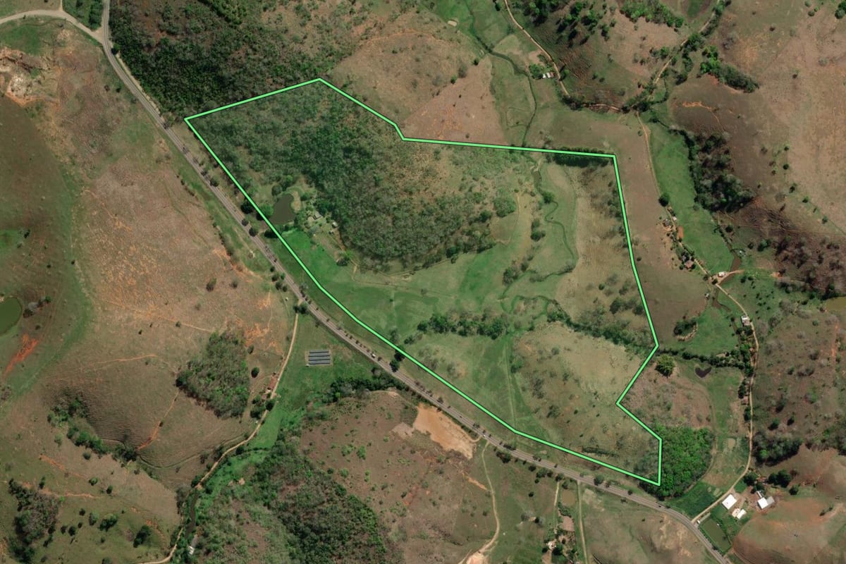 Imagem de satélite do imóvel rural em Santo Antônio de Pádua (RJ), com o contorno declarado no CAR desenhado por cima.