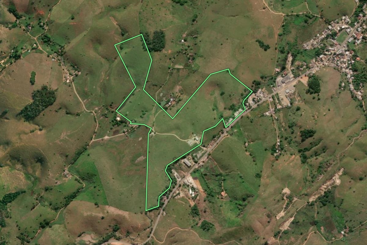Imagem de satélite do imóvel rural em Santo Antônio de Pádua (RJ), com o contorno declarado no CAR desenhado por cima.