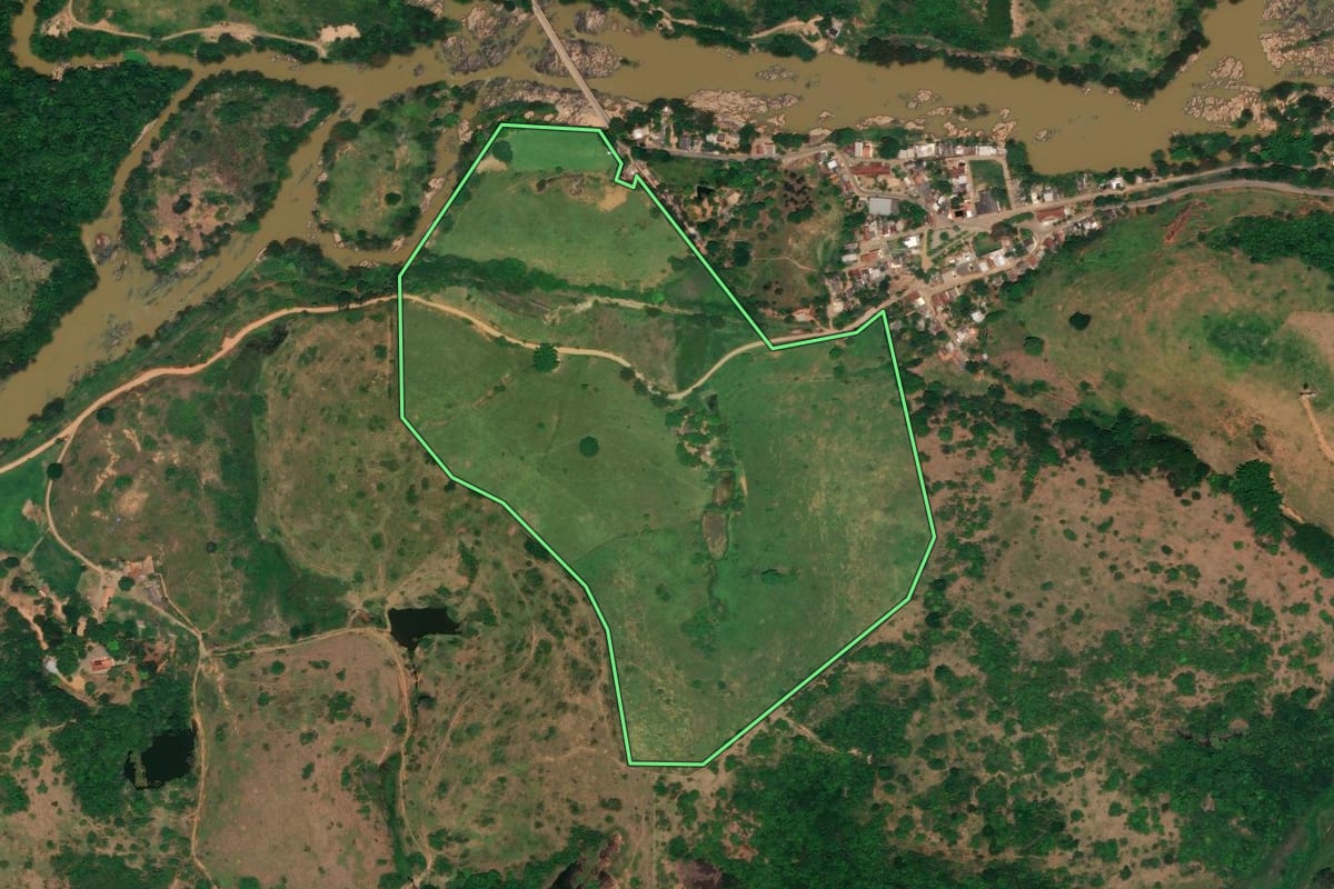Imagem de satélite do imóvel rural em Santo Antônio de Pádua (RJ), com o contorno declarado no CAR desenhado por cima.