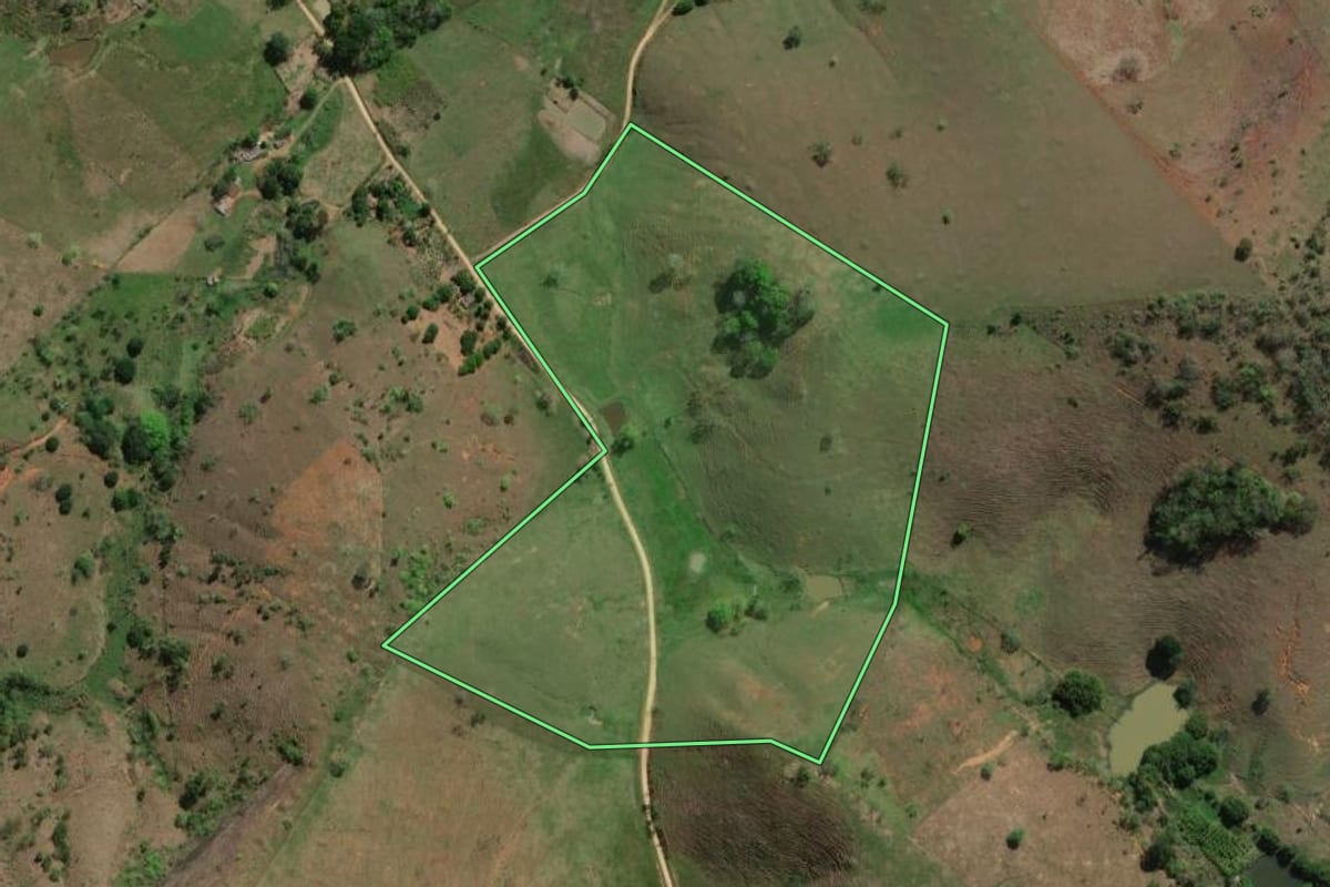 Imagem de satélite do imóvel rural em Santo Antônio de Pádua (RJ), com o contorno declarado no CAR desenhado por cima.
