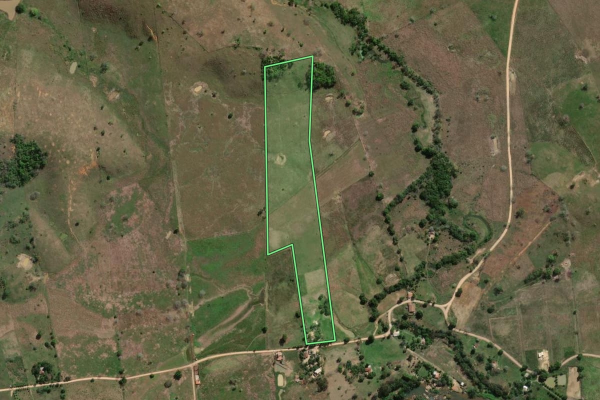 Imagem de satélite do imóvel rural em Santo Antônio de Pádua (RJ), com o contorno declarado no CAR desenhado por cima.