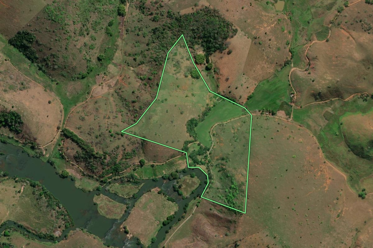 Imagem de satélite do imóvel rural em Santo Antônio de Pádua (RJ), com o contorno declarado no CAR desenhado por cima.