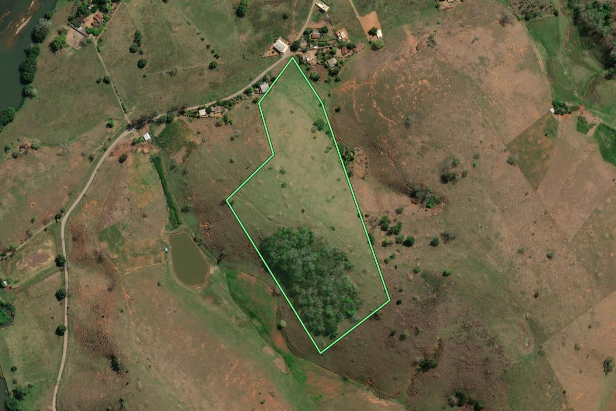 Imagem de satélite do imóvel rural em Santo Antônio de Pádua (RJ), com o contorno declarado no CAR desenhado por cima.