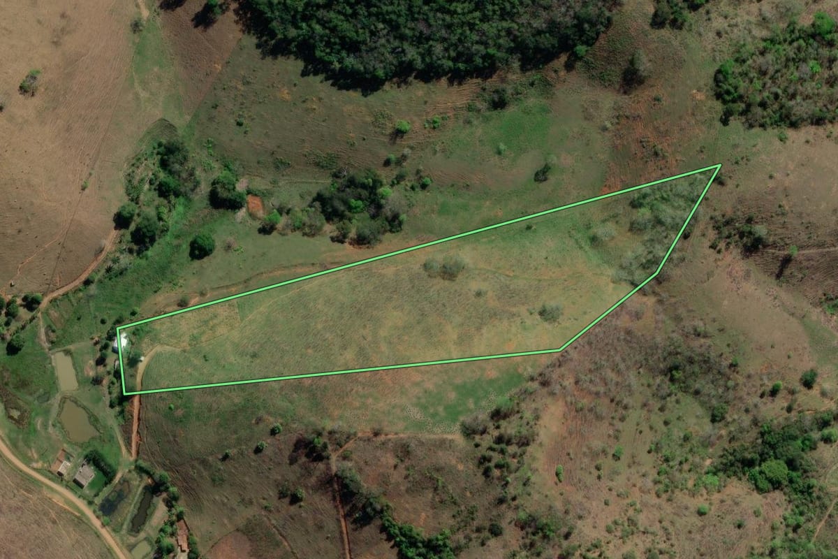 Imagem de satélite do imóvel rural em Santo Antônio de Pádua (RJ), com o contorno declarado no CAR desenhado por cima.