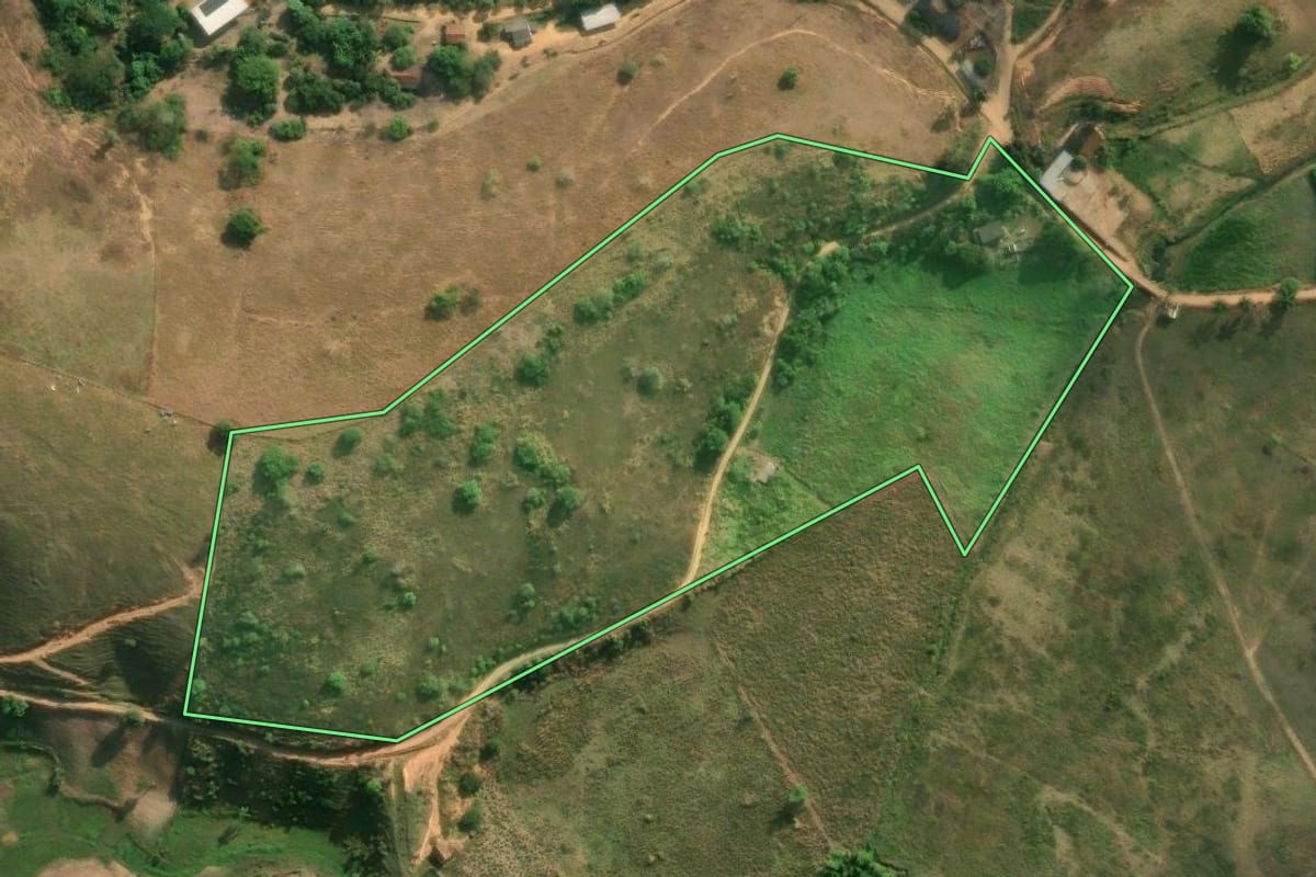 Imagem de satélite do imóvel rural em Santo Antônio de Pádua (RJ), com o contorno declarado no CAR desenhado por cima.