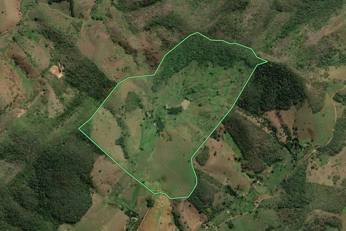 Imagem de satélite do imóvel rural em Santo Antônio de Pádua (RJ), com o contorno declarado no CAR desenhado por cima.