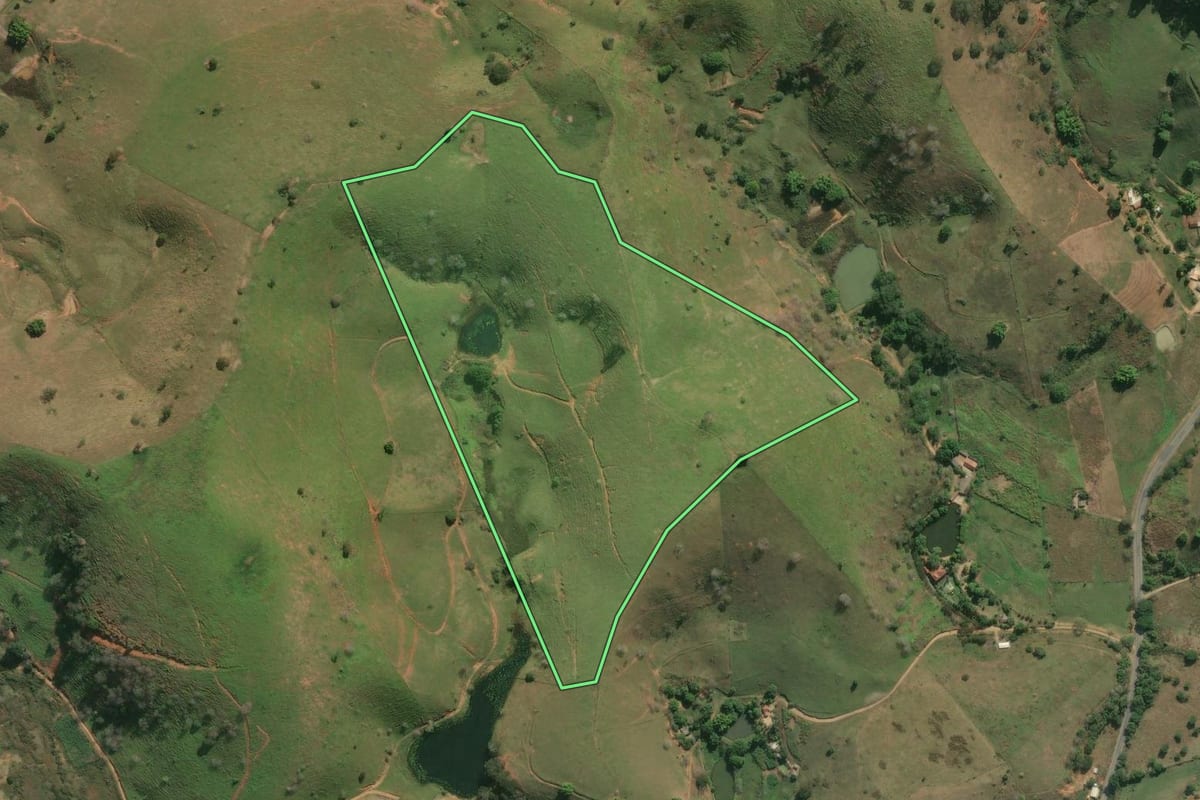 Imagem de satélite do imóvel rural em Santo Antônio de Pádua (RJ), com o contorno declarado no CAR desenhado por cima.