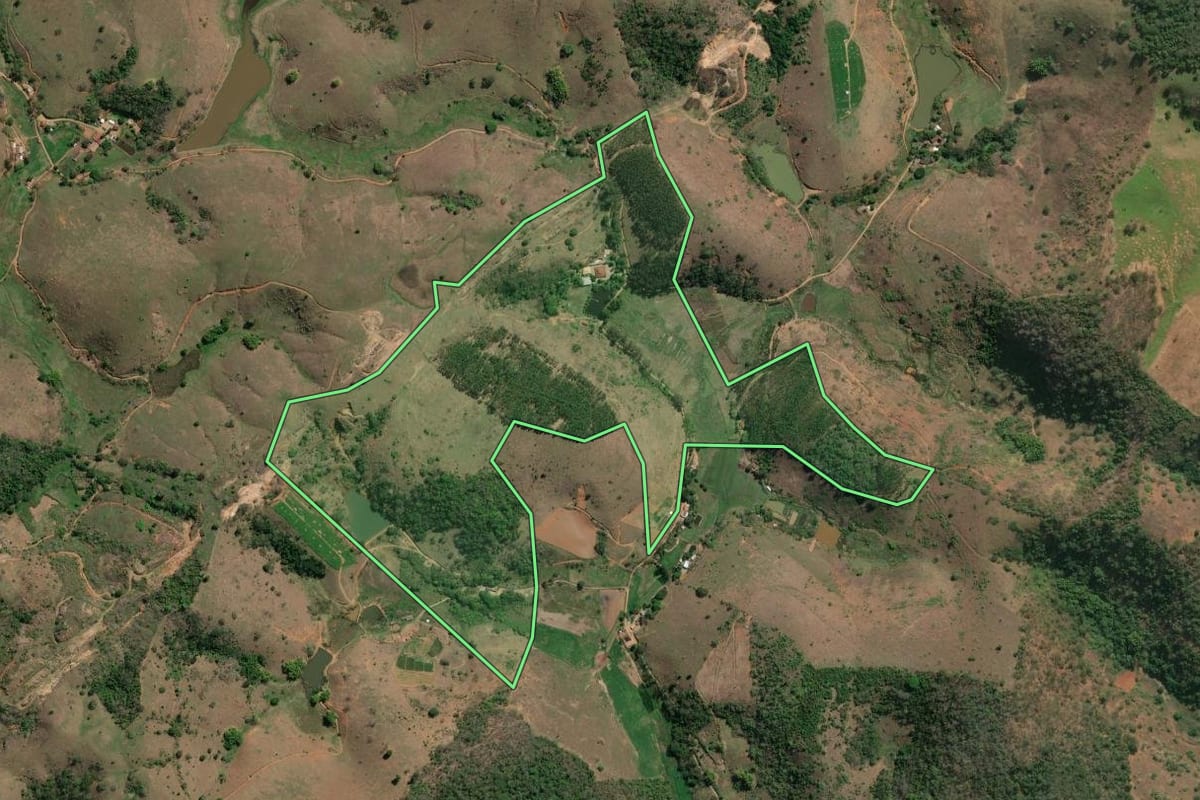 Imagem de satélite do imóvel rural em Santo Antônio de Pádua (RJ), com o contorno declarado no CAR desenhado por cima.
