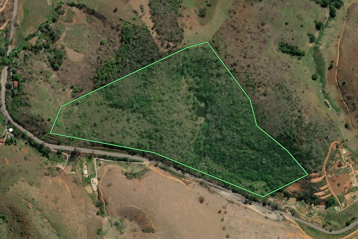 Imagem de satélite do imóvel rural em Santo Antônio de Pádua (RJ), com o contorno declarado no CAR desenhado por cima.