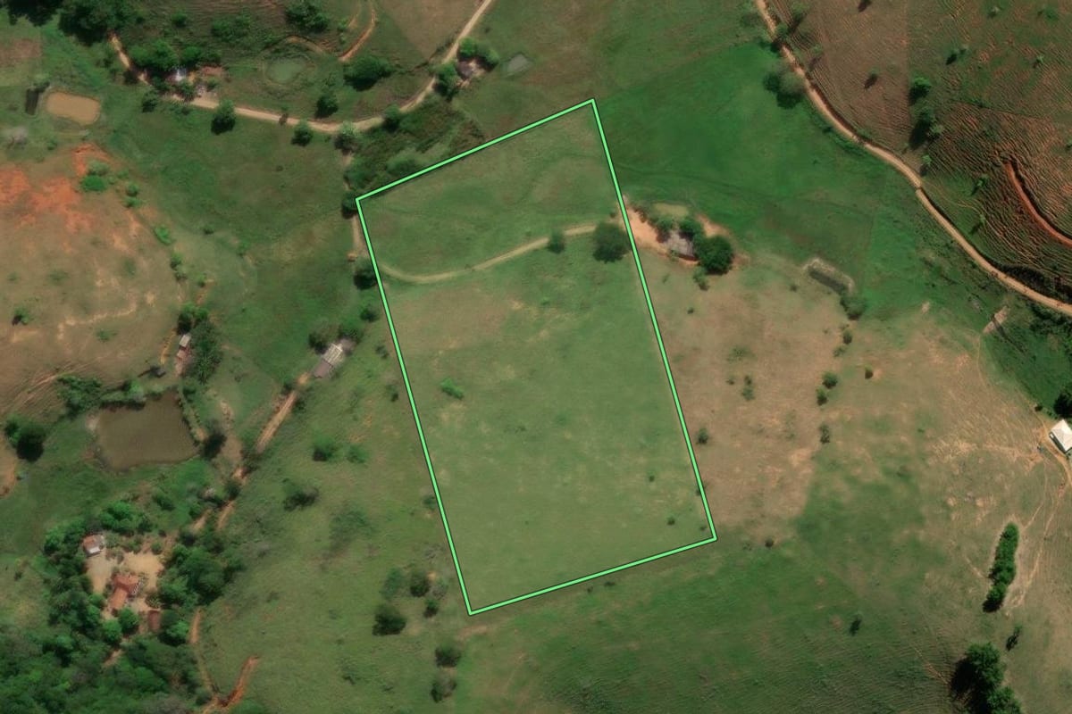 Imagem de satélite do imóvel rural em Santo Antônio de Pádua (RJ), com o contorno declarado no CAR desenhado por cima.