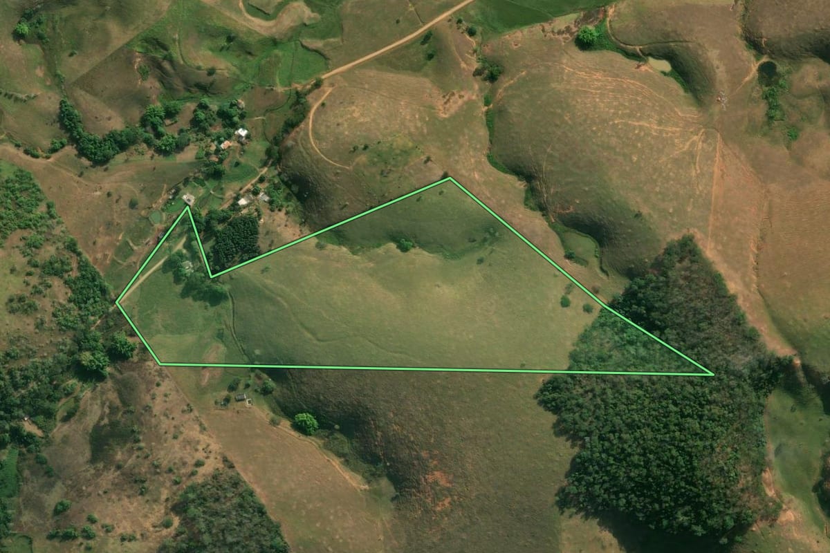 Imagem de satélite do imóvel rural em Santo Antônio de Pádua (RJ), com o contorno declarado no CAR desenhado por cima.
