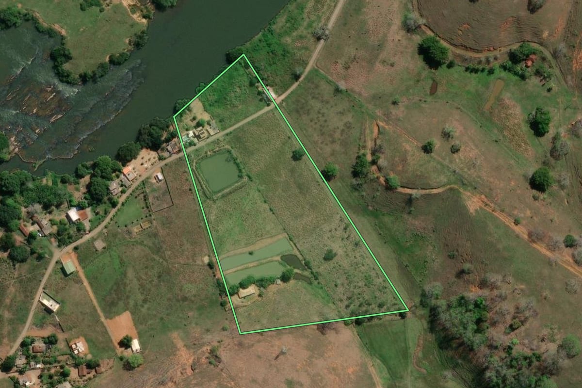 Imagem de satélite do imóvel rural em Santo Antônio de Pádua (RJ), com o contorno declarado no CAR desenhado por cima.