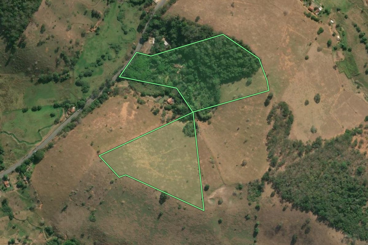 Imagem de satélite do imóvel rural em Santo Antônio de Pádua (RJ), com o contorno declarado no CAR desenhado por cima.
