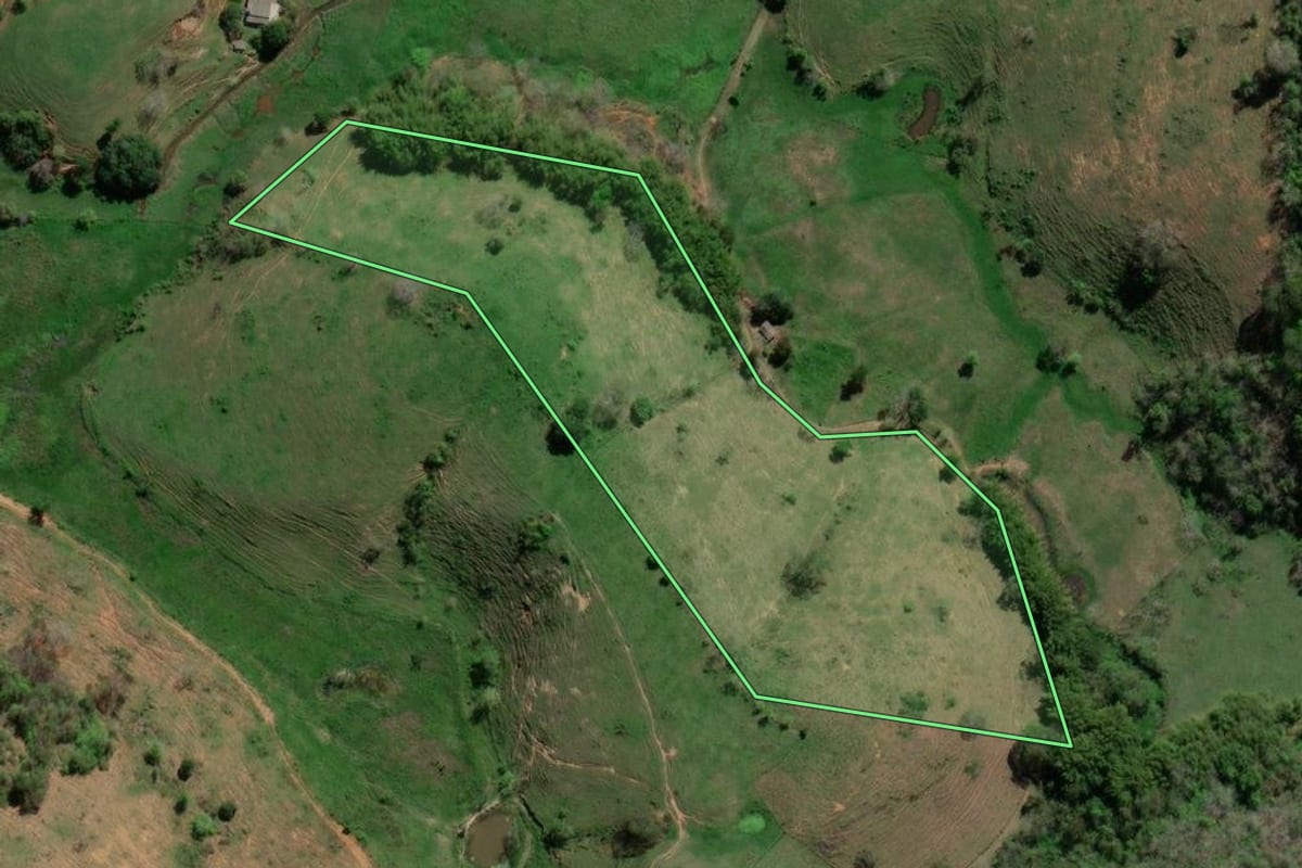 Imagem de satélite do imóvel rural em Santo Antônio de Pádua (RJ), com o contorno declarado no CAR desenhado por cima.