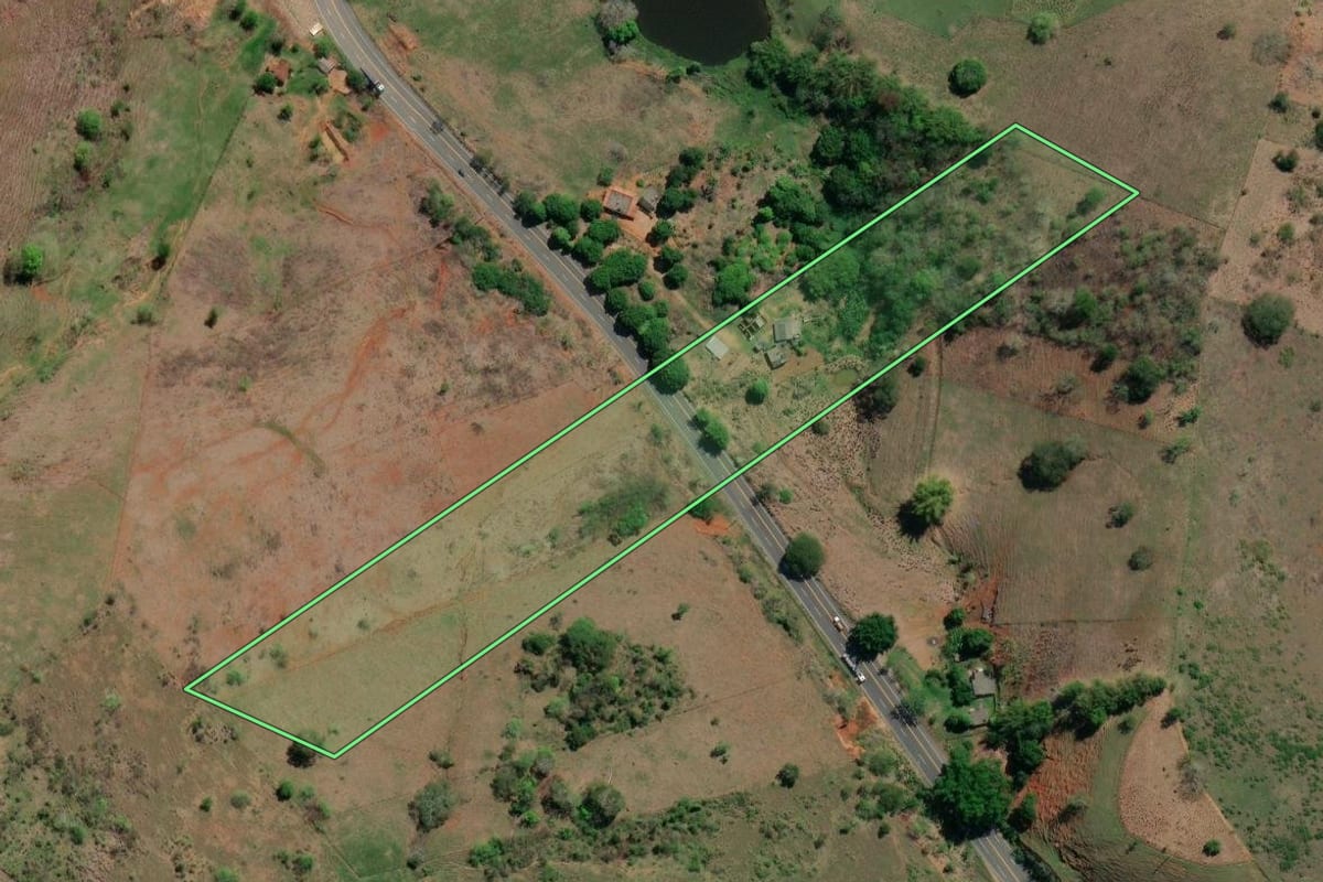 Imagem de satélite do imóvel rural em Santo Antônio de Pádua (RJ), com o contorno declarado no CAR desenhado por cima.