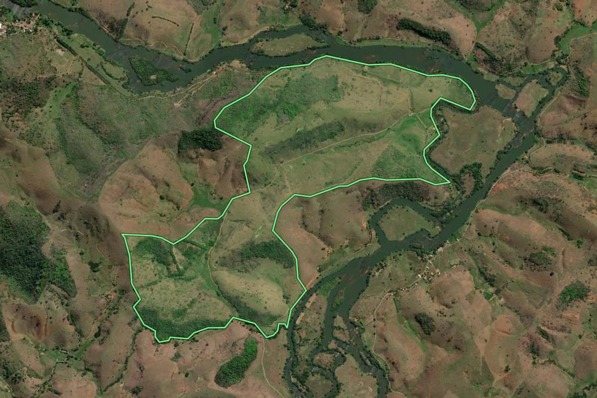 Imagem de satélite do imóvel rural em Santo Antônio de Pádua (RJ), com o contorno declarado no CAR desenhado por cima.