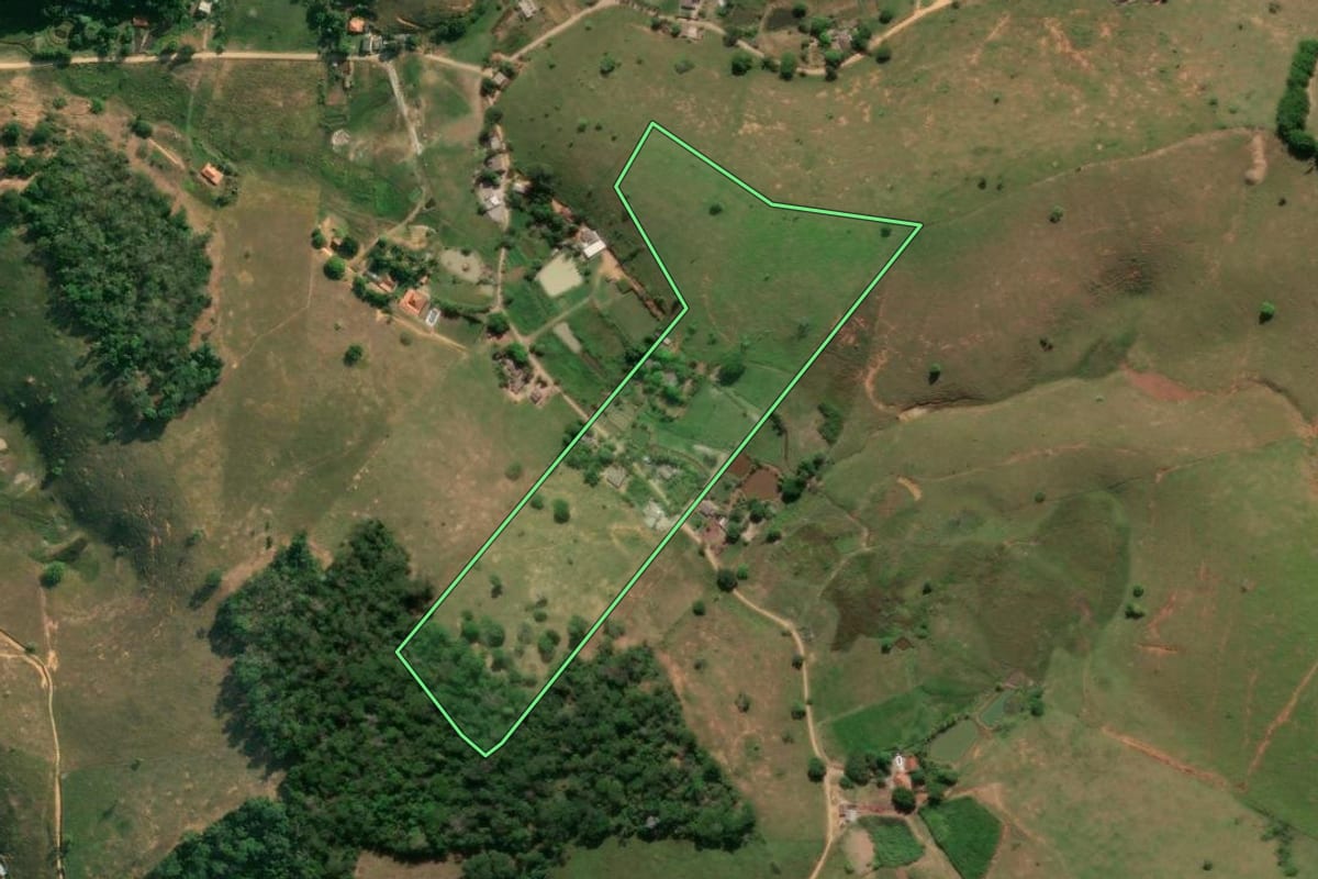 Imagem de satélite do imóvel rural em Santo Antônio de Pádua (RJ), com o contorno declarado no CAR desenhado por cima.