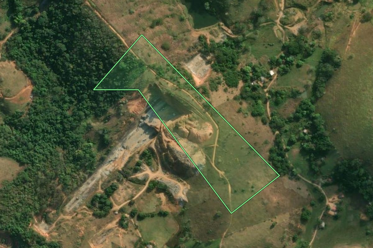 Imagem de satélite do imóvel rural em Santo Antônio de Pádua (RJ), com o contorno declarado no CAR desenhado por cima.
