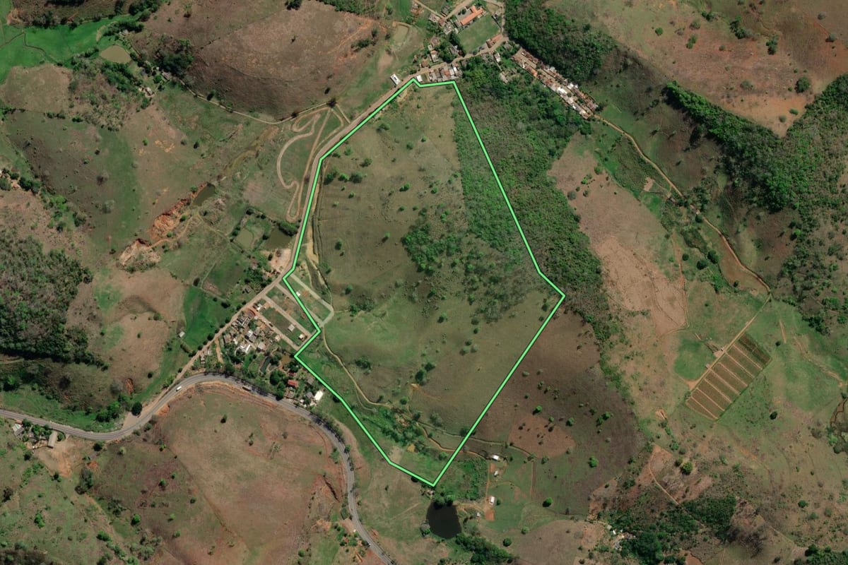 Imagem de satélite do imóvel rural em Santo Antônio de Pádua (RJ), com o contorno declarado no CAR desenhado por cima.