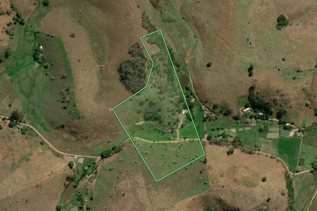 Imagem de satélite do imóvel rural em Santo Antônio de Pádua (RJ), com o contorno declarado no CAR desenhado por cima.