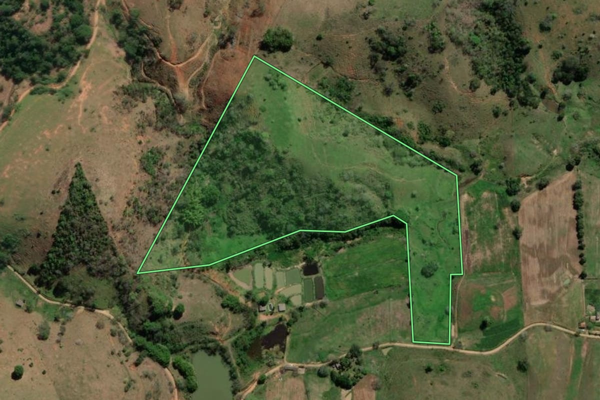 Imagem de satélite do imóvel rural em Santo Antônio de Pádua (RJ), com o contorno declarado no CAR desenhado por cima.