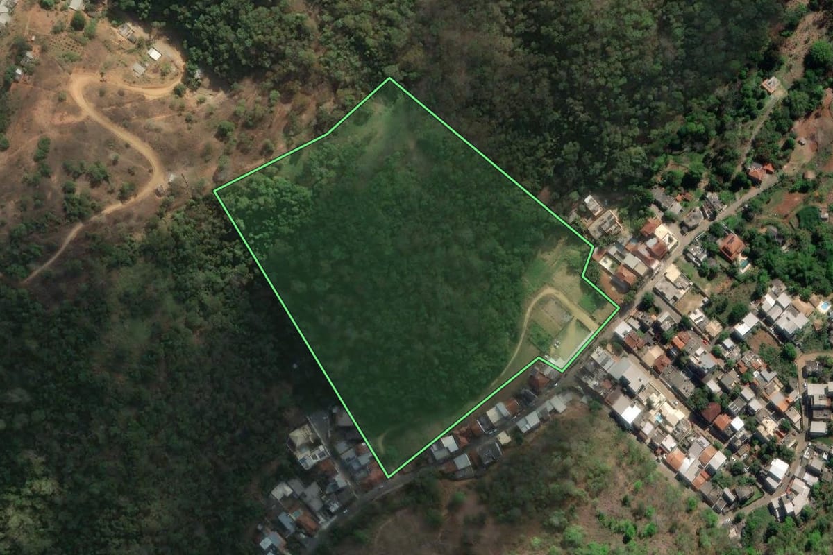 Imagem de satélite do imóvel rural em Santo Antônio de Pádua (RJ), com o contorno declarado no CAR desenhado por cima.