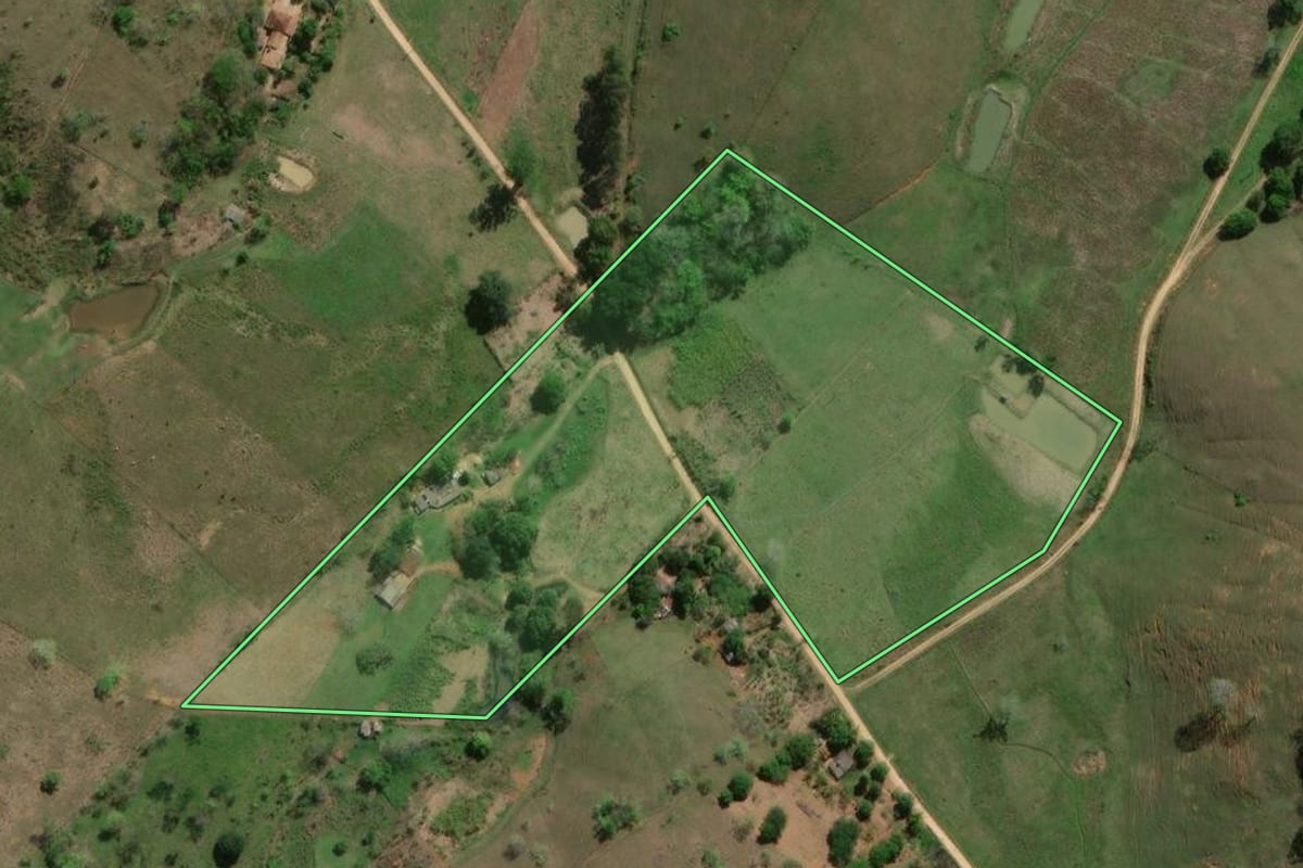 Imagem de satélite do imóvel rural em Santo Antônio de Pádua (RJ), com o contorno declarado no CAR desenhado por cima.