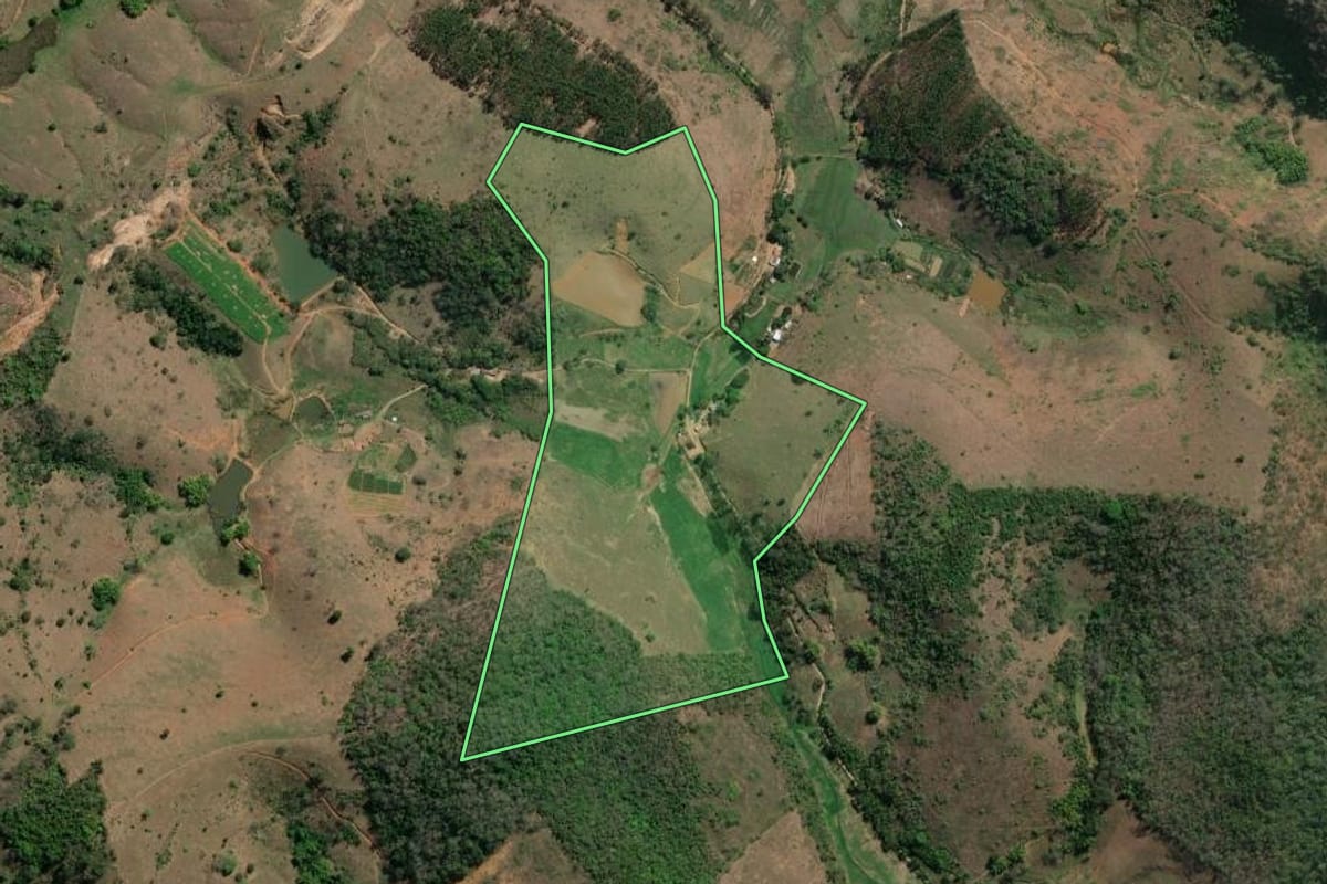 Imagem de satélite do imóvel rural em Santo Antônio de Pádua (RJ), com o contorno declarado no CAR desenhado por cima.