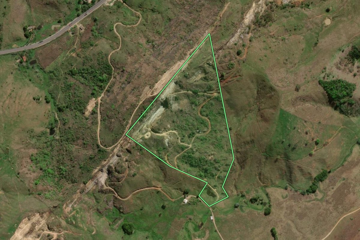 Imagem de satélite do imóvel rural em Santo Antônio de Pádua (RJ), com o contorno declarado no CAR desenhado por cima.