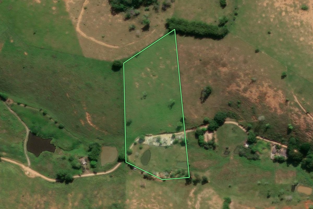 Imagem de satélite do imóvel rural em Santo Antônio de Pádua (RJ), com o contorno declarado no CAR desenhado por cima.