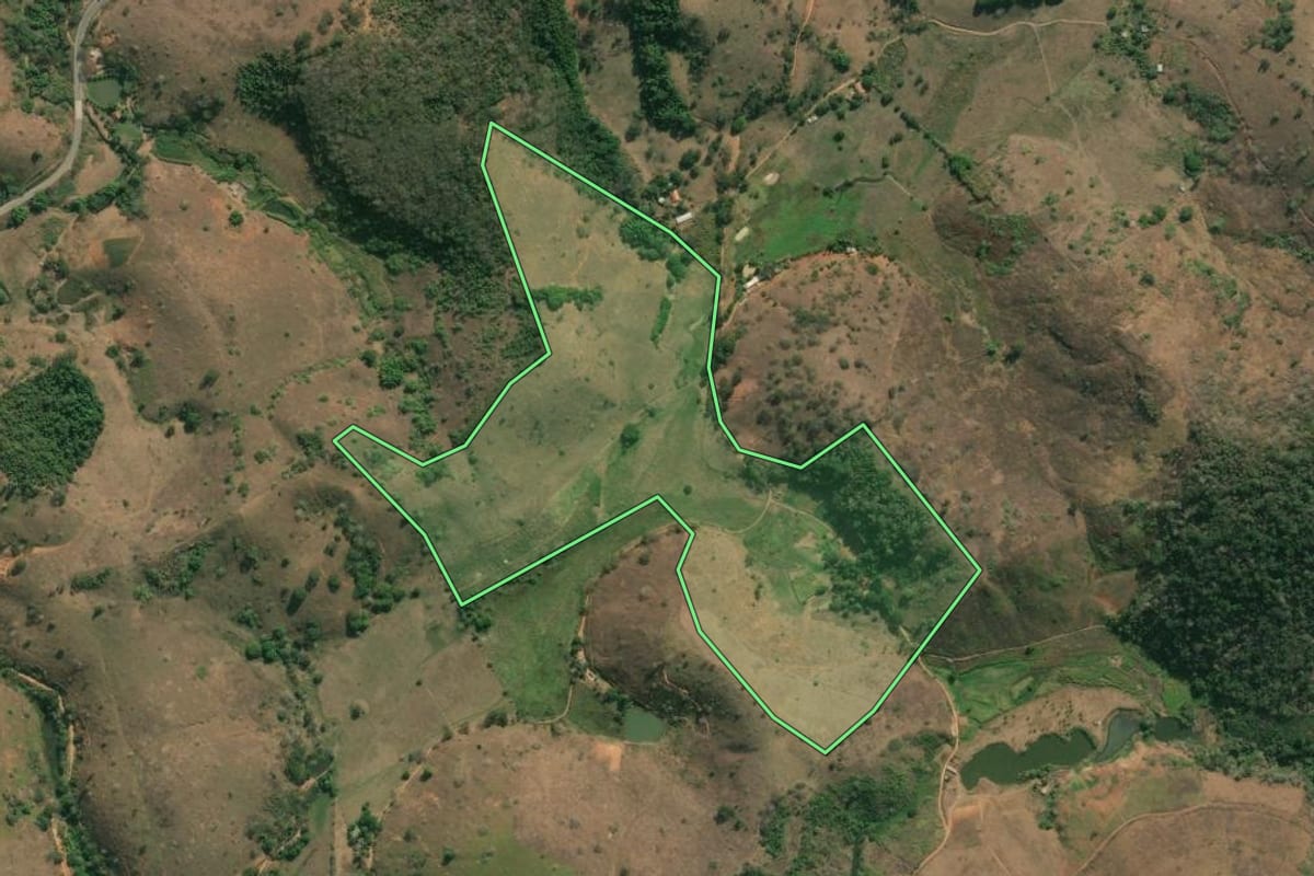 Imagem de satélite do imóvel rural em Santo Antônio de Pádua (RJ), com o contorno declarado no CAR desenhado por cima.