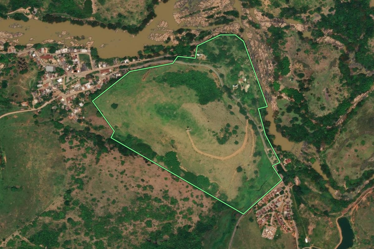 Imagem de satélite do imóvel rural em Santo Antônio de Pádua (RJ), com o contorno declarado no CAR desenhado por cima.