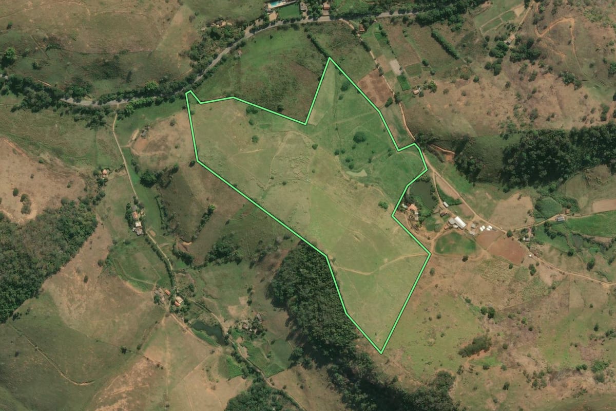 Imagem de satélite do imóvel rural em Santo Antônio de Pádua (RJ), com o contorno declarado no CAR desenhado por cima.