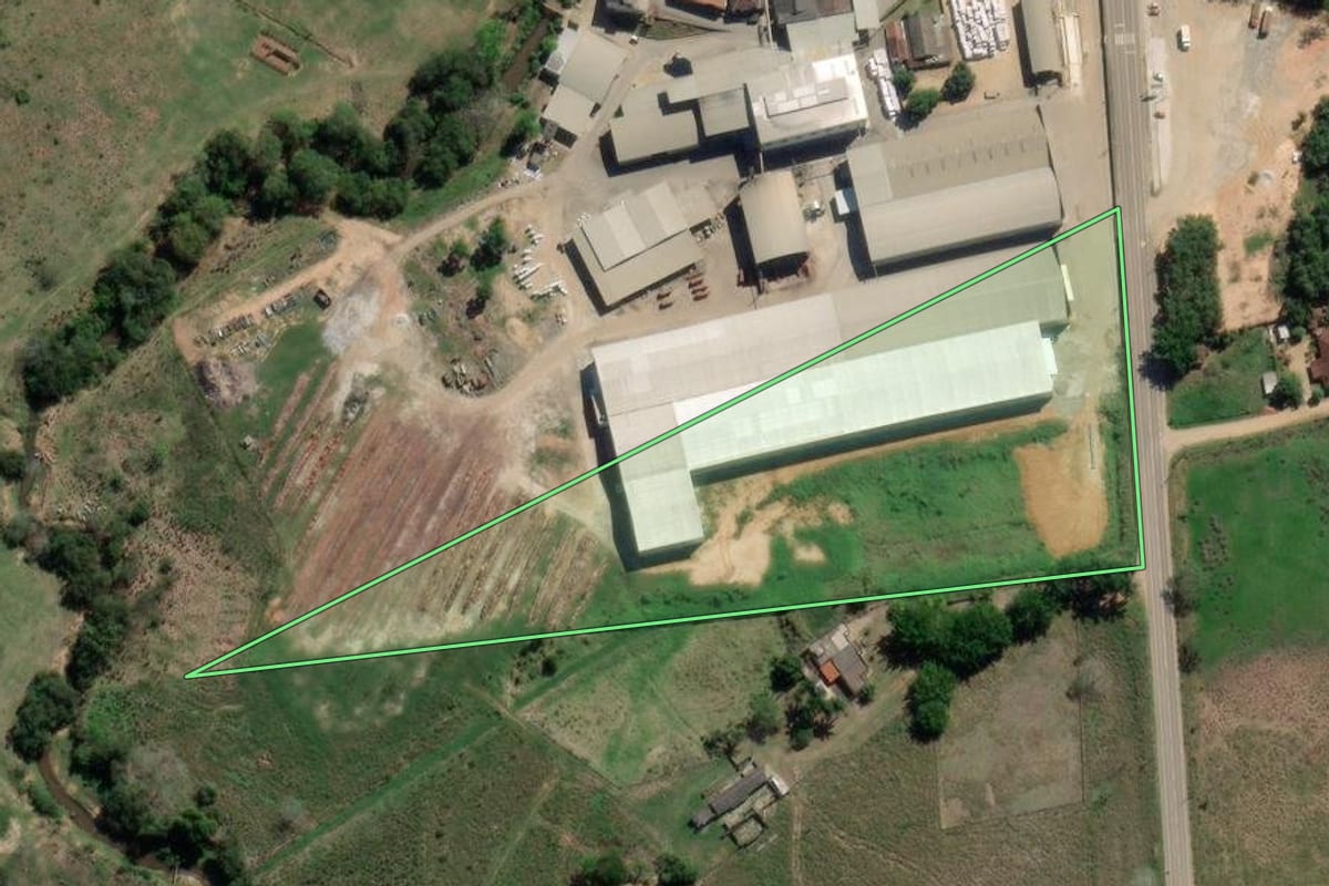 Imagem de satélite do imóvel rural em Santo Antônio de Pádua (RJ), com o contorno declarado no CAR desenhado por cima.
