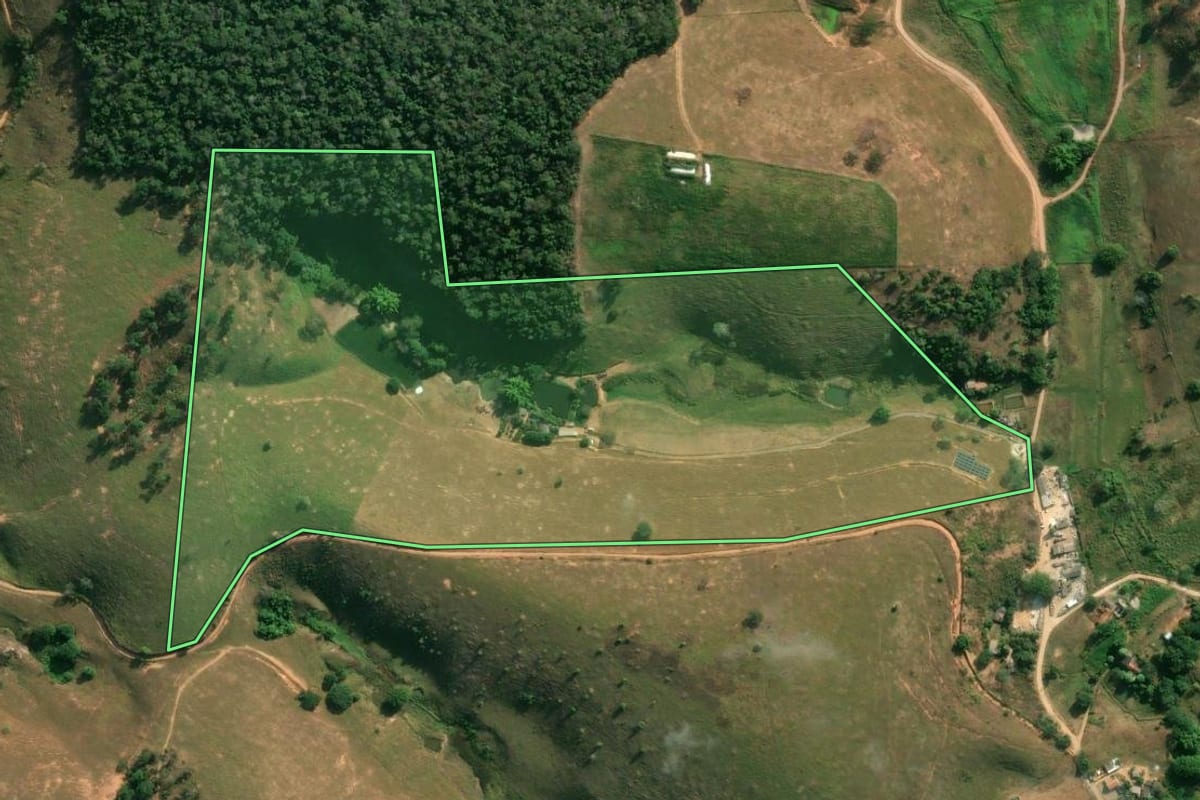 Imagem de satélite do imóvel rural em Santo Antônio de Pádua (RJ), com o contorno declarado no CAR desenhado por cima.