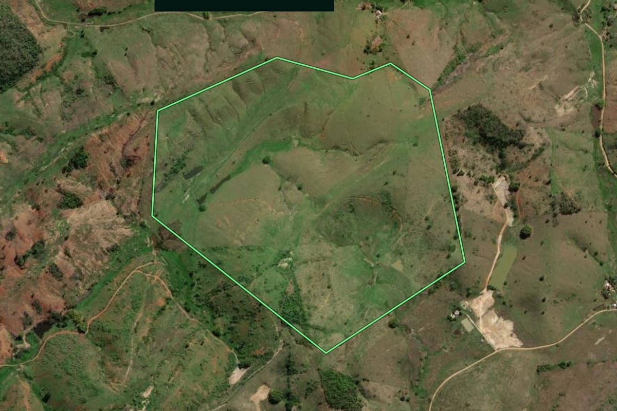 Imagem de satélite do imóvel rural em Santo Antônio de Pádua (RJ), com o contorno declarado no CAR desenhado por cima.