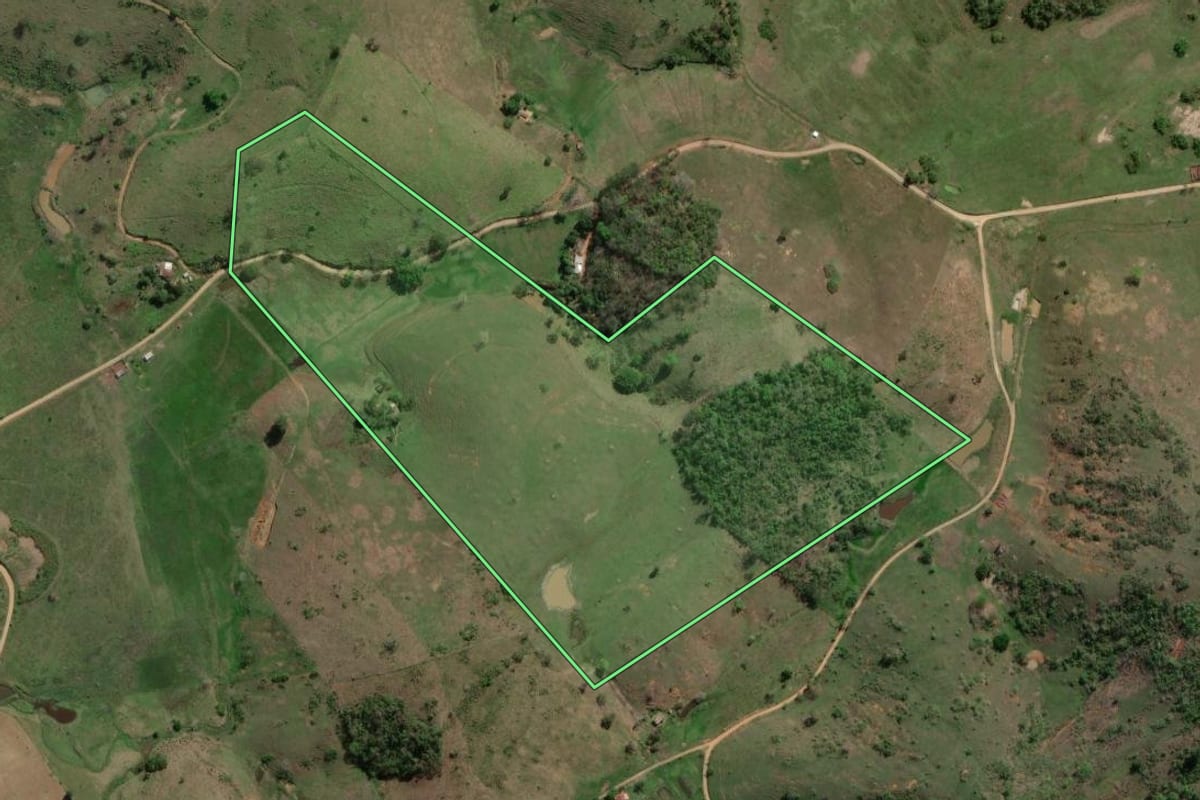 Imagem de satélite do imóvel rural em Santo Antônio de Pádua (RJ), com o contorno declarado no CAR desenhado por cima.