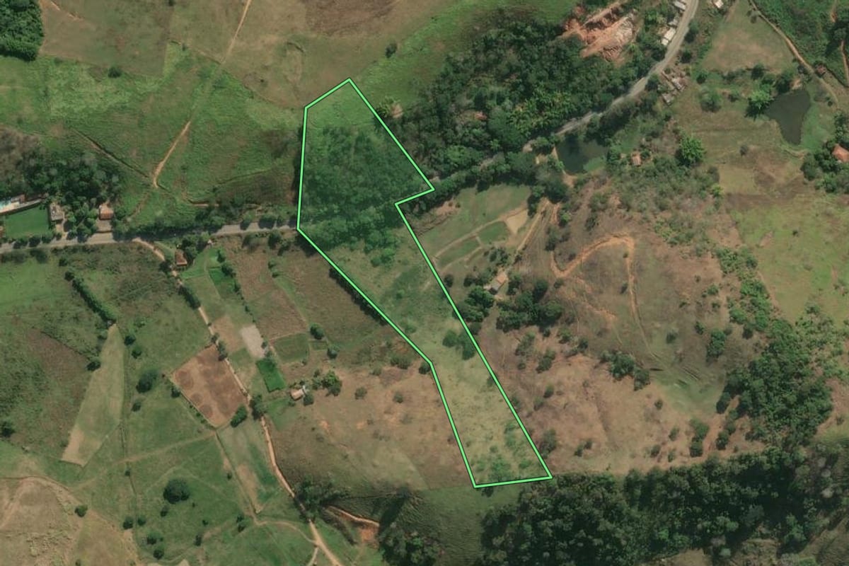 Imagem de satélite do imóvel rural em Santo Antônio de Pádua (RJ), com o contorno declarado no CAR desenhado por cima.
