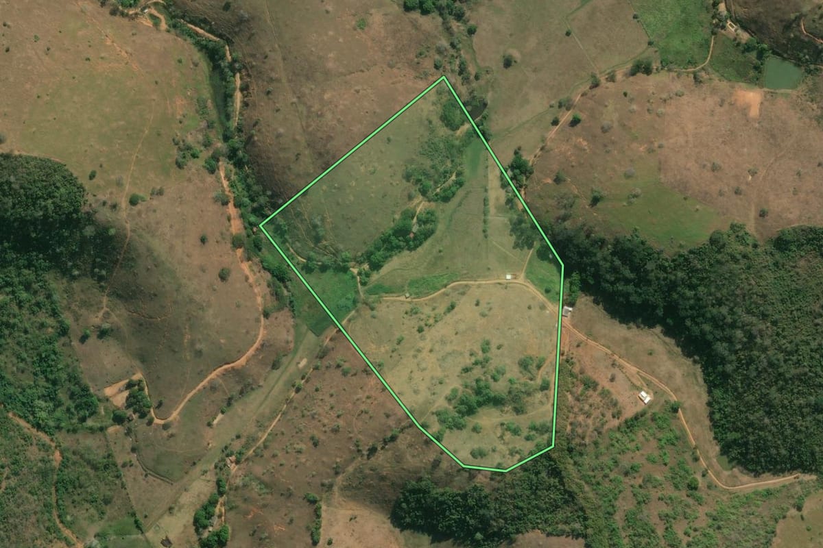 Imagem de satélite do imóvel rural em Santo Antônio de Pádua (RJ), com o contorno declarado no CAR desenhado por cima.