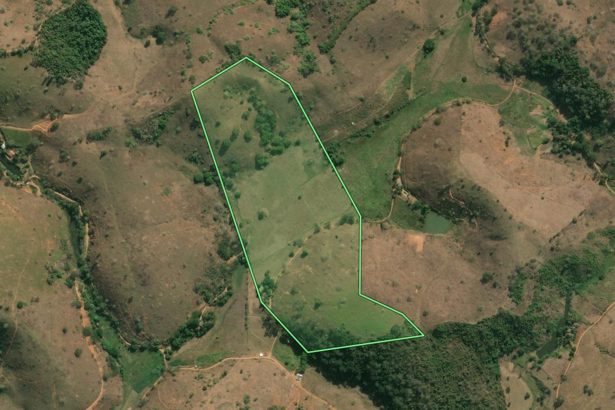 Imagem de satélite do imóvel rural em Santo Antônio de Pádua (RJ), com o contorno declarado no CAR desenhado por cima.
